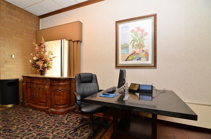 Midway Hotel & Suites - Brookfield, WI