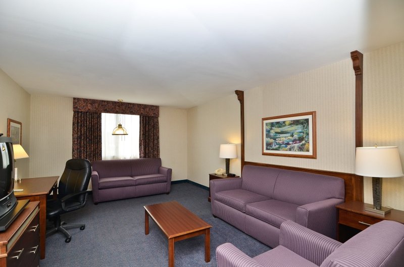 Midway Hotel & Suites - Brookfield, WI