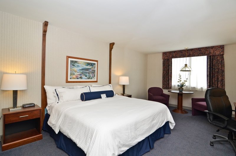 Midway Hotel & Suites - Brookfield, WI