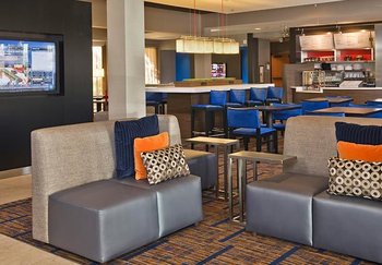 Courtyard by Marriott - Lobby