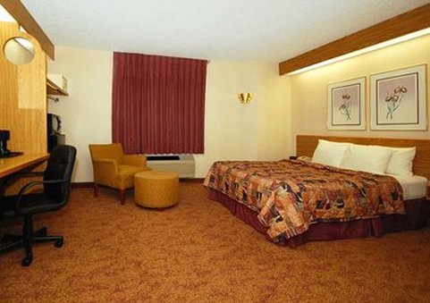 Rodeway Inn - Mukwonago, WI