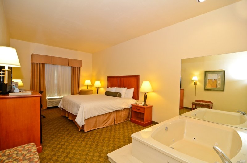 BEST WESTERN PLUS Schulenburg Inn & Suites - Schulenburg, TX