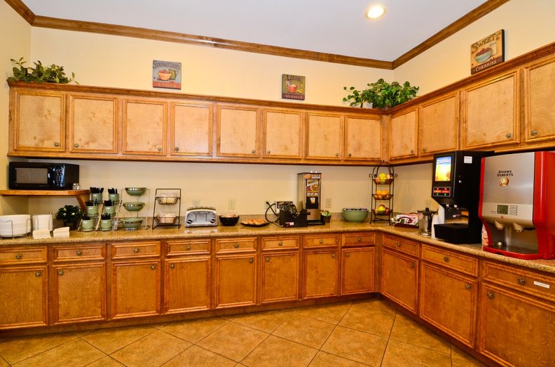 BEST WESTERN PLUS Schulenburg Inn & Suites - Schulenburg, TX
