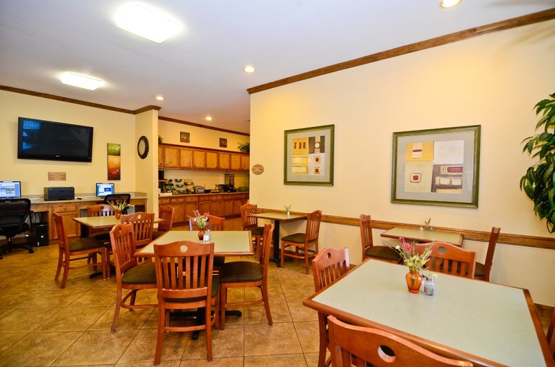 BEST WESTERN PLUS Schulenburg Inn & Suites - Schulenburg, TX