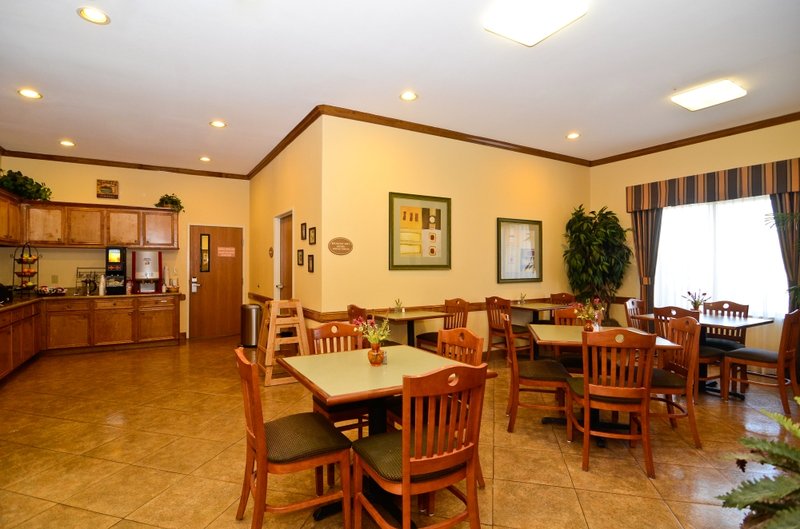 BEST WESTERN PLUS Schulenburg Inn & Suites - Schulenburg, TX