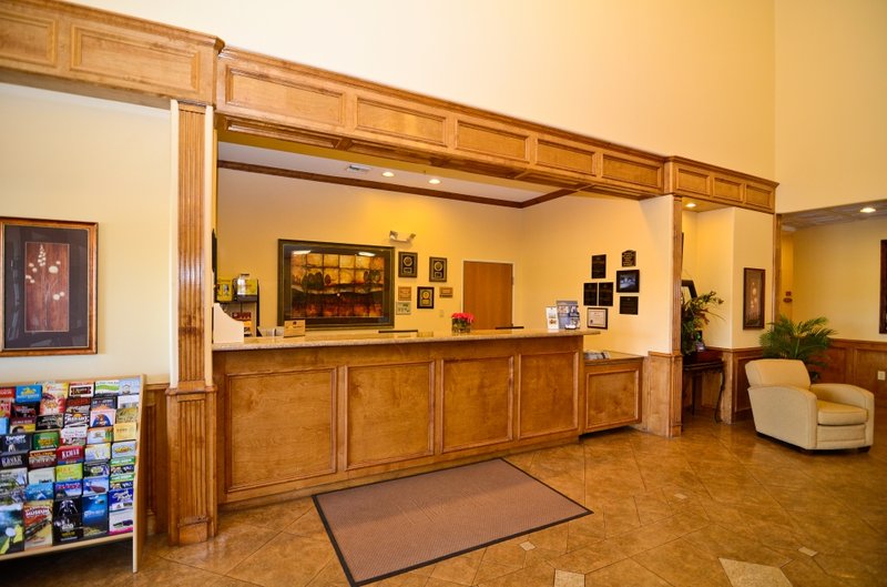 BEST WESTERN PLUS Schulenburg Inn & Suites - Schulenburg, TX