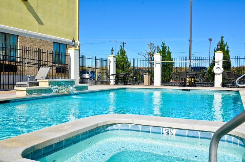 BEST WESTERN PLUS Schulenburg Inn & Suites - Schulenburg, TX