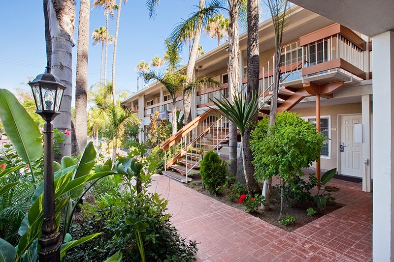 BEST WESTERN PLUS Carriage Inn - Van Nuys, CA