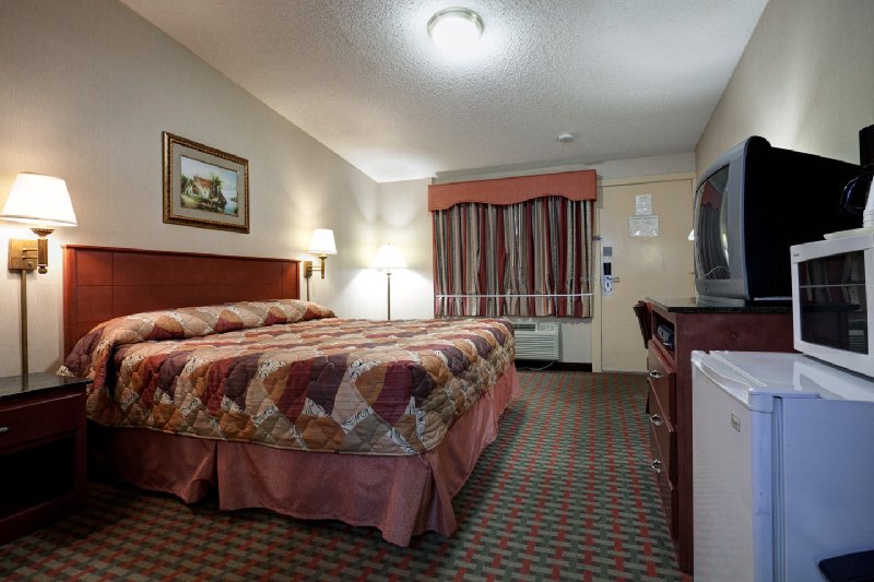 AMERICAS BEST VALUE INN - Smithtown, NY