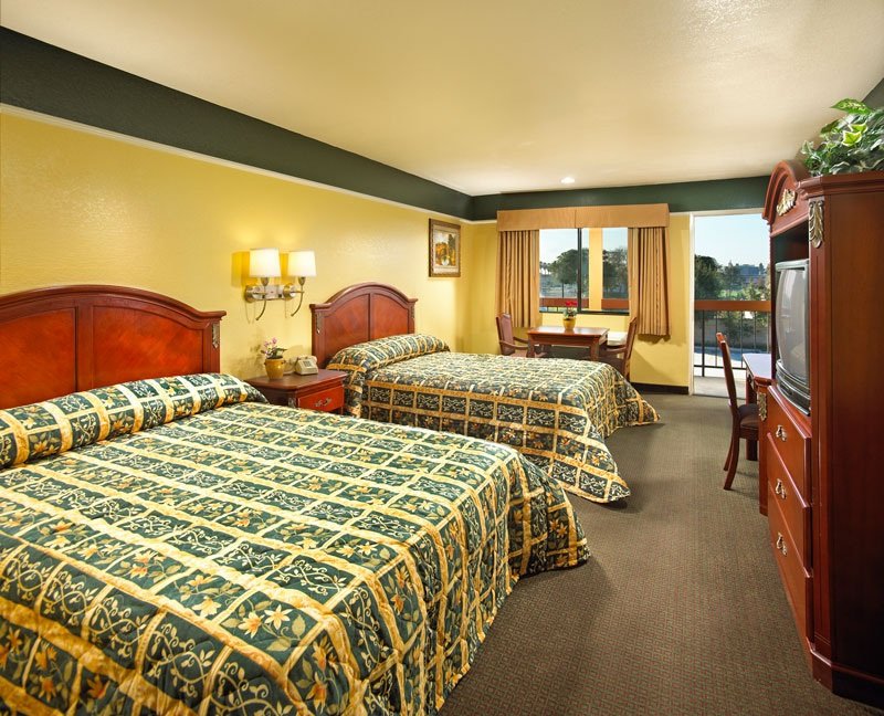 Portola Inn & Suites - Buena Park - Buena Park, CA