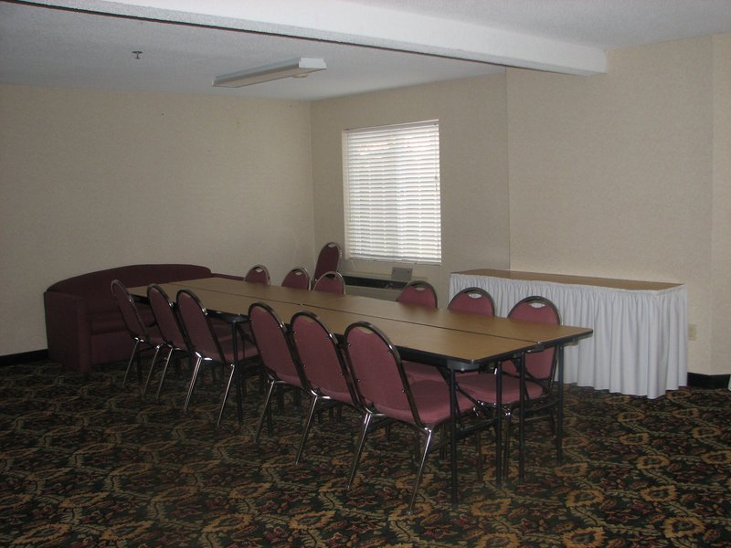 Charlevoix Inn & Suites - Charlevoix, MI