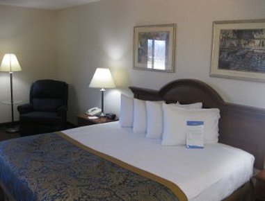 Baymont Inn & Suites Dowagiac - Howell, MI