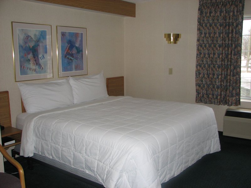 Charlevoix Inn & Suites - Charlevoix, MI