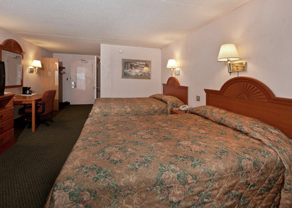 Rodeway Inn - Commack, NY