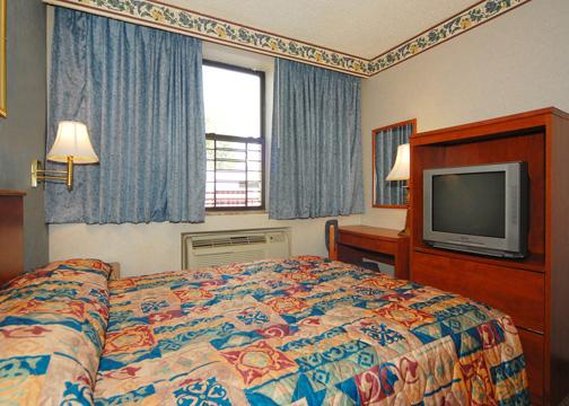 Econo Lodge - South Ozone Park, NY