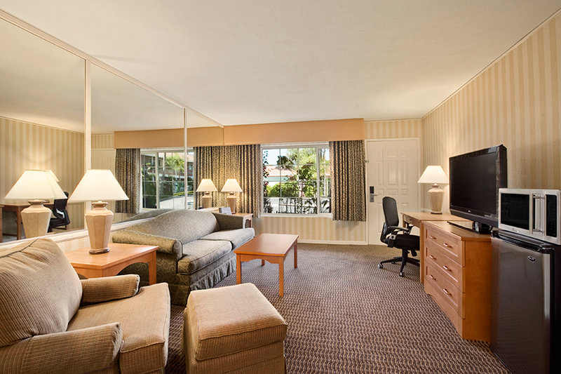 BEST WESTERN PLUS Carriage Inn - Van Nuys, CA
