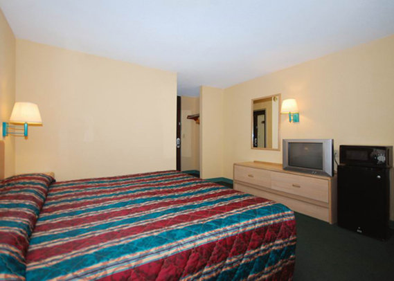 Econo Lodge - Forsyth, GA