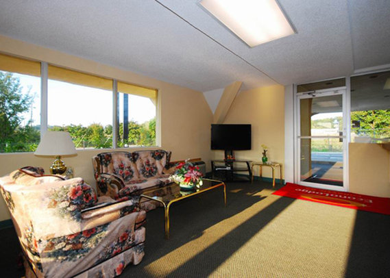 Econo Lodge - Forsyth, GA