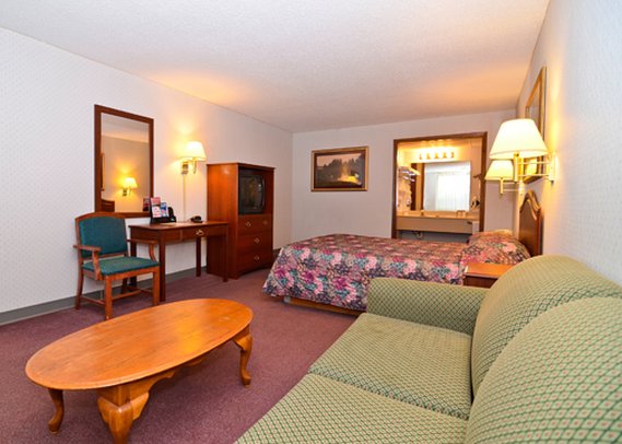 Econo Lodge Inn & Suites - Salina, KS