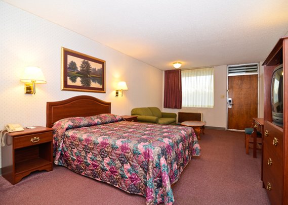 Econo Lodge Inn & Suites - Salina, KS