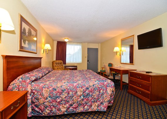 Econo Lodge Inn & Suites - Salina, KS