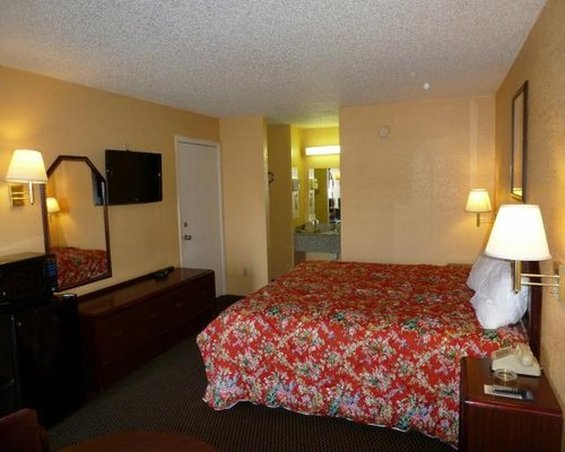 Redwood Inn - White Hall, AR