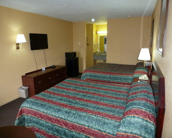 Redwood Inn - White Hall, AR
