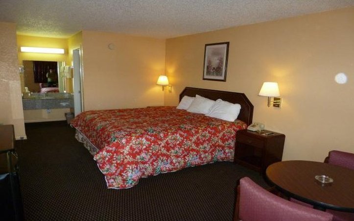 Redwood Inn - White Hall, AR