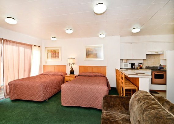 Rodeway Inn & Suites - Bend, OR