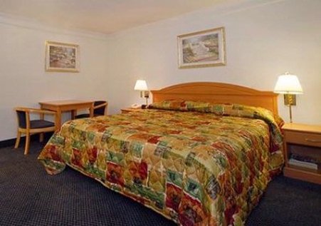 Econo Lodge - Fresno, CA