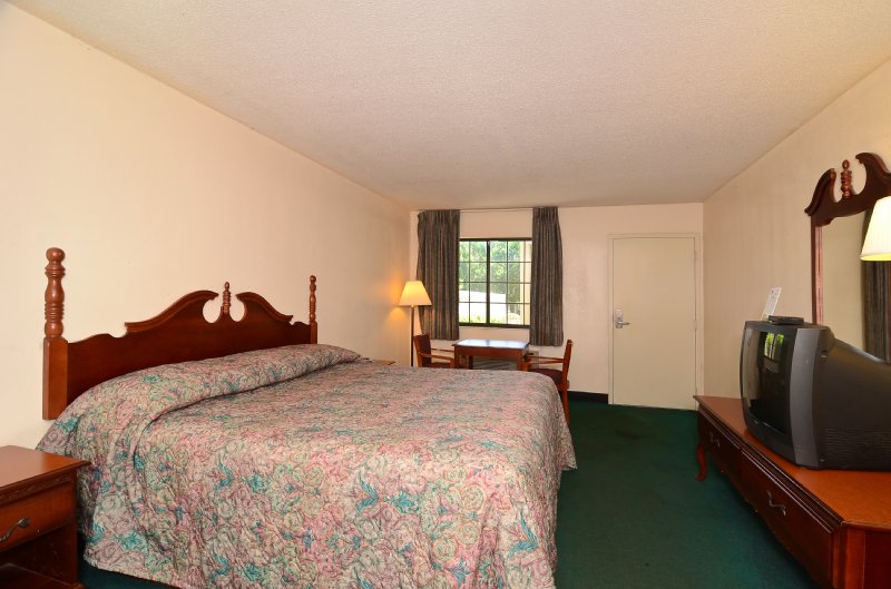 Americas Best Value Inn - Hermitage, TN