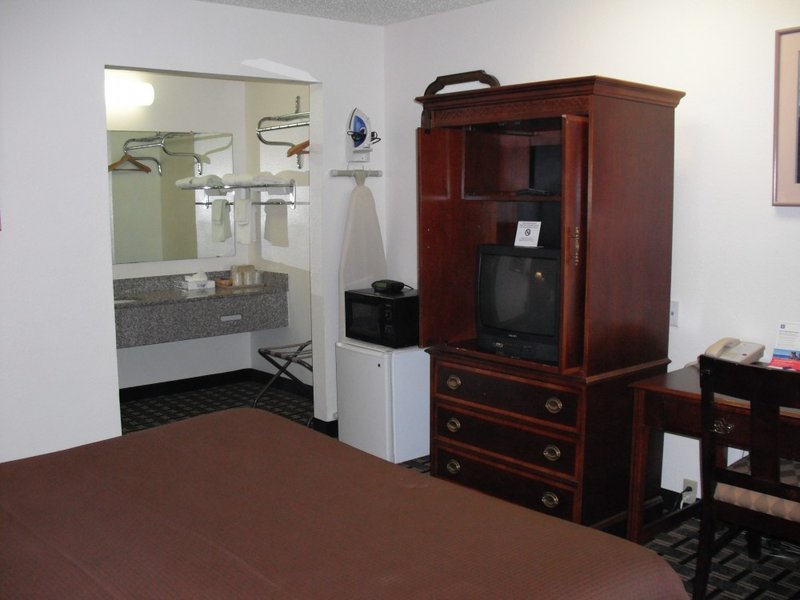 Knights Inn Slaton - Slaton, TX