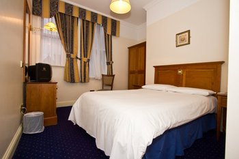 Lynams Hotel - Room