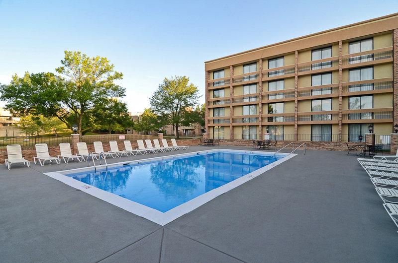 Best Western Plus Schaumburg Hotel & Conference Center - Schaumburg, IL