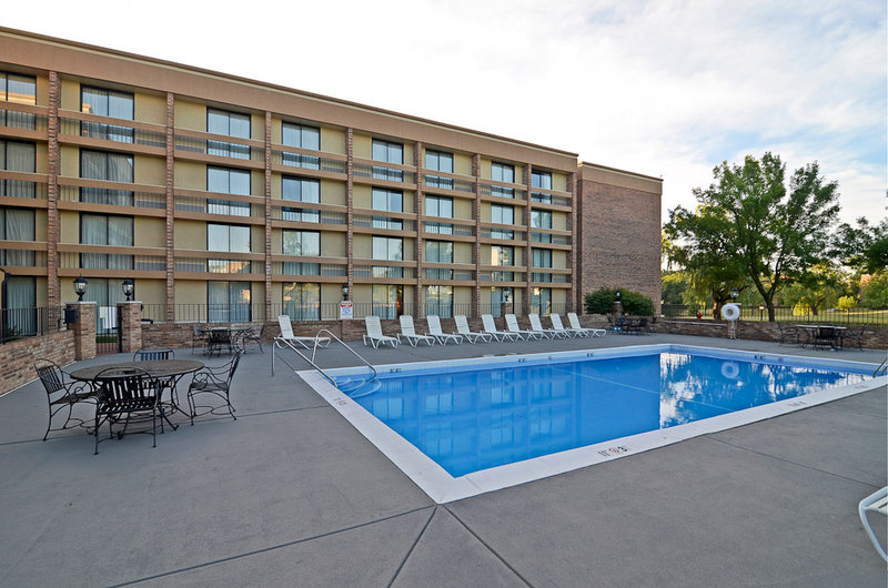 Best Western Plus Schaumburg Hotel & Conference Center - Schaumburg, IL
