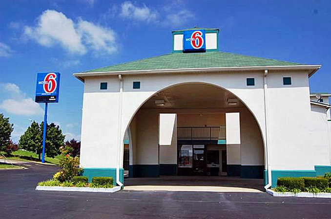 Motel 6 - Dickson, TN