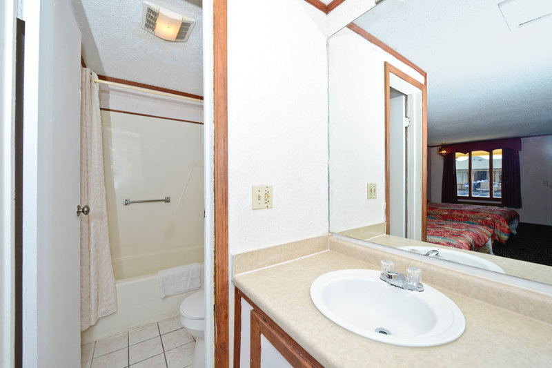 Econo Lodge - Warren, MI