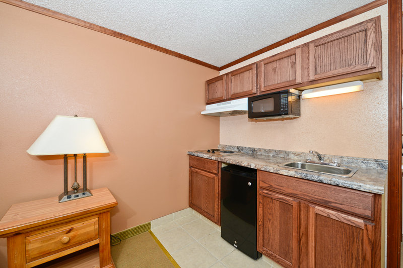Econo Lodge - Warren, MI