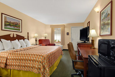 Baymont Inn & Suites Waycross - Waycross, GA
