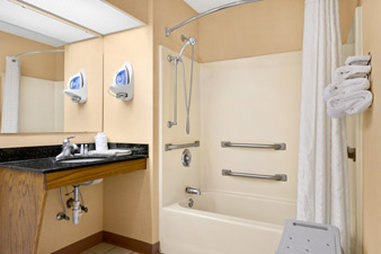 Baymont Inn & Suites Waycross - Waycross, GA