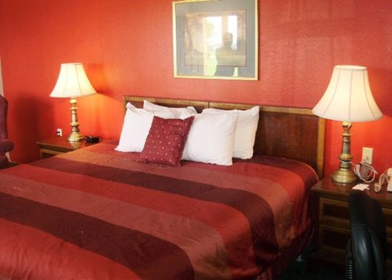 Rodeway Inn - Lawrenceburg, TN