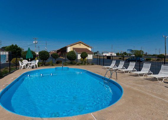 Rodeway Inn - Lawrenceburg, TN