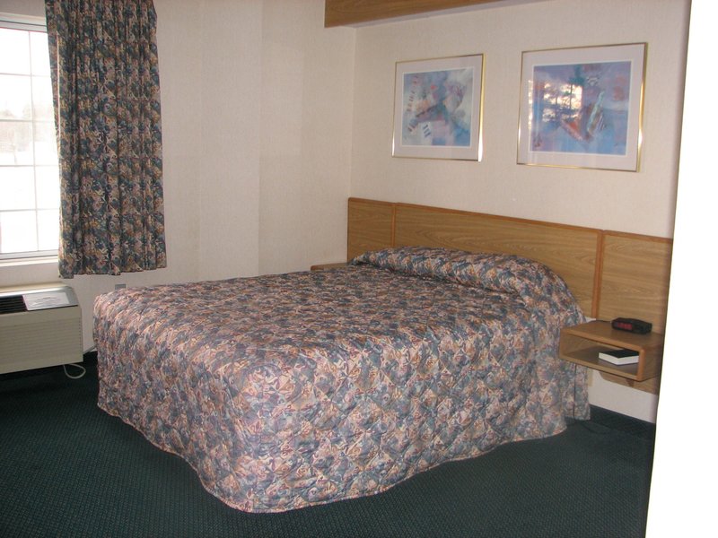 Charlevoix Inn & Suites - Charlevoix, MI