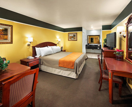 Portola Inn & Suites - Buena Park - Buena Park, CA