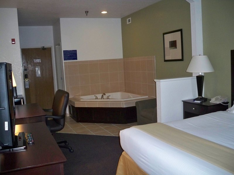 Holiday Inn Express - Montezuma, OH