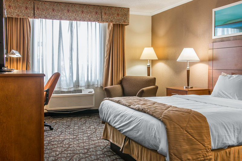 Clarion Hotel Detroit Metro Airport - Romulus, MI