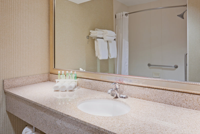 Holiday Inn Express CEDAR RAPIDS (COLLINS RD) - Cedar Rapids, IA