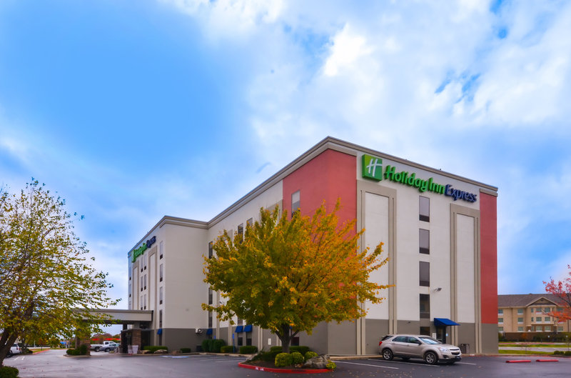 Holiday Inn Express & Suites FAYETTEVILLE-UNIV OF AR AREA - Springdale, AR