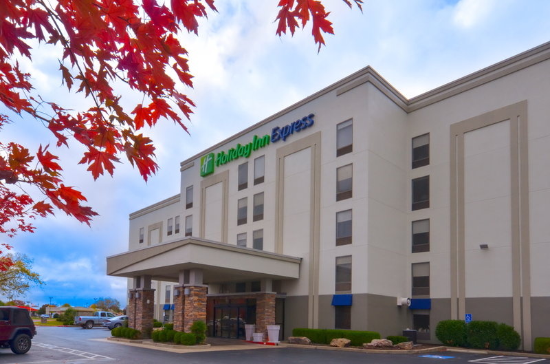 Holiday Inn Express & Suites FAYETTEVILLE-UNIV OF AR AREA - Springdale, AR