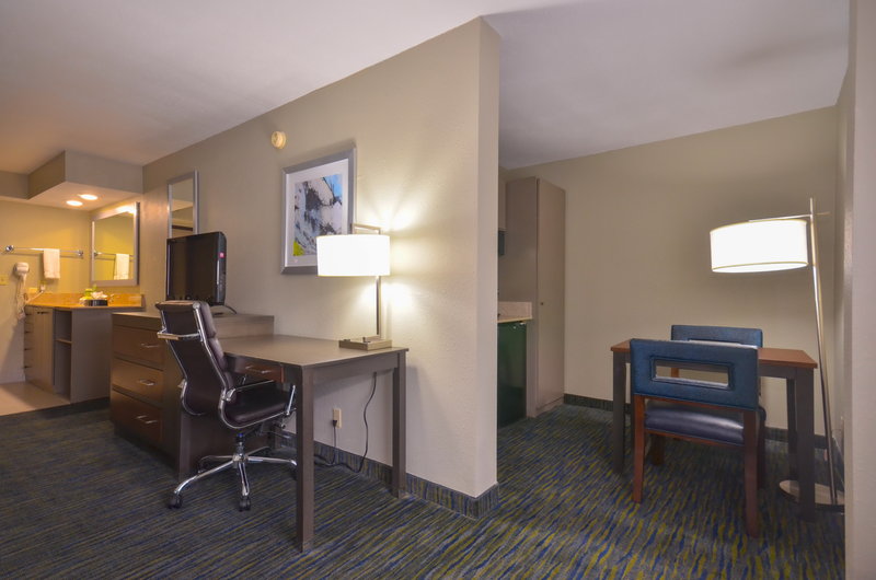 Holiday Inn Express & Suites FAYETTEVILLE-UNIV OF AR AREA - Springdale, AR